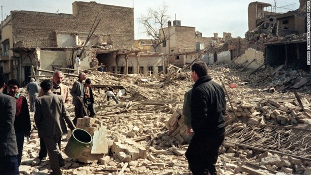 Máy bay Mỹ phá tan hầm trú bom ở Iraq.