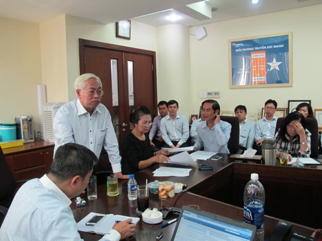 Ông Trần Phương Bình, nguyên tổng giám đốc, phát biểu trước khi bàn giao cho ông Nguyễn An 