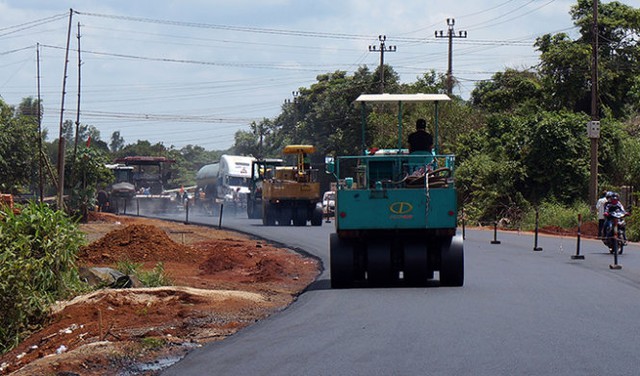 Thảm bê tông nhựa Quốc lộ 14, đoạn đi qua xã Đắk Ru, huyện Đăk R’Lấp, tỉnh Đắk Nông (ảnh chụp chiều 24-5) - Ảnh: N.C.T.