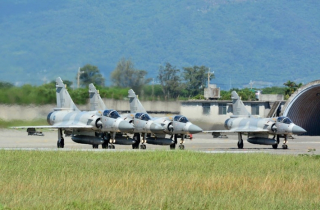 
Năm 1992, Không quân Đài Loan lên kế hoạch mua 120 chiếc Mirage 2000-5 từ hãng Dassault Rafale (Pháp) nhưng sau cùng chỉ mua được 60 chiếc với tổng giá trị 2,6 tỷ USD. Toàn bộ số máy bay này lần lượt được chuyển giao trong giai đoạn từ tháng 5/1997 tới tháng 11/1998.
