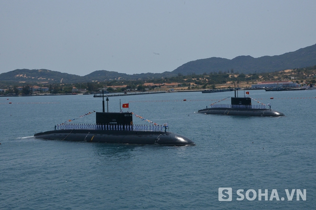 2 tàu ngầm Kilo chào Chủ tịch nước và các đại biểu tham dự buổi lễ. Ảnh: Trọng Thiết