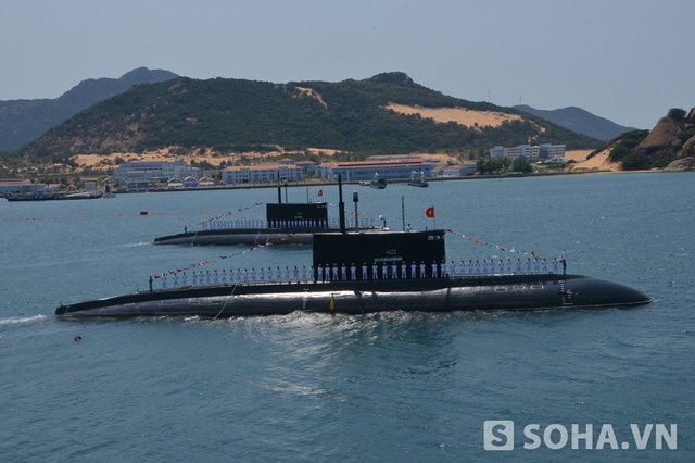 2 tàu ngầm Kilo đi qua tàu kỳ hạm trong Lễ duyệt đội hình tàu Hải quân. Ảnh: Trọng Thiết