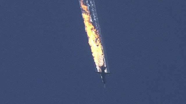Chiếc Su-24 của Nga bị bắn cháy trên bầu trời Syria.