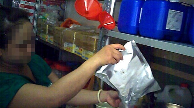 
Bán “tinh chất” cà phê cho khách hàng tại một tiệm tạp hóa ở TP Buôn Ma Thuột (Đắk Lắk) (ảnh lớn) Ảnh nhỏ: một loại “tinh chất” cà phê bán ở cửa hàng tạp phẩm tại TP Buôn Ma Thuột - Ảnh: Trung Tân

