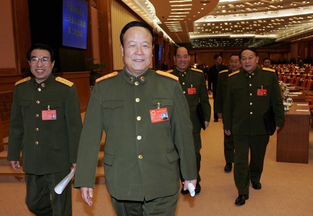 Cựu Phó chủ tịch Quân ủy trung ương Trung Quốc, Tướng Quách Bá Hùng (người đi đầu) đã bị khai trừ khỏi Đảng Cộng sản Trung Quốc.