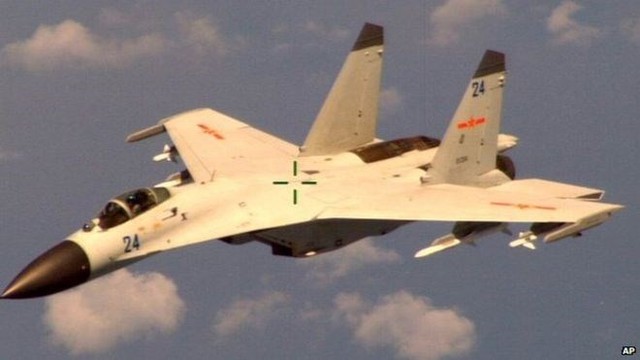 Mỹ công bố bức ảnh&nbsp;chiến đấu cơ S-27 Trung Quốc áp sát nguy hiểm&nbsp;máy bay P-8 Poseidon của Hải quân Mỹ hồi năm 2014.