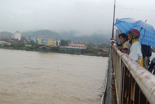 
Nước chảy cuồn cuộn dưới chân cầu Phố Mới, bắc qua sông Hồng, thành phố Lào Cai - Ảnh: Phạm Ngọc Triển
