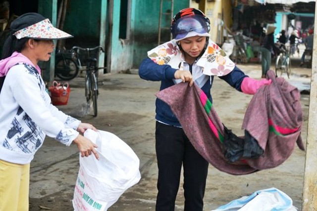 Những tấm chăn người dân dùng để dập lửa trên người nạn nhân còn sót lại tại hiện trường.