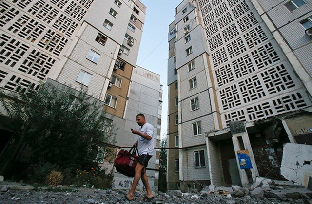 Một khu chung cư ở Donetsk bị ảnh hưởng do đạn pháo.