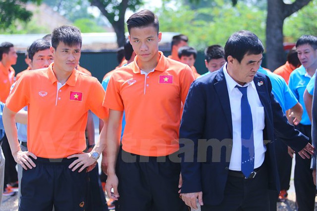 Công Vinh và Ngọc Hải - hai đội trưởng của tuyển Việt Nam và U23 Việt Nam, dẫn đầu các cầu thủ vào thắp hương tại Đài tưởng niệm Bắc Sơn. (Ảnh: Minh Chiến/Vietnam+)