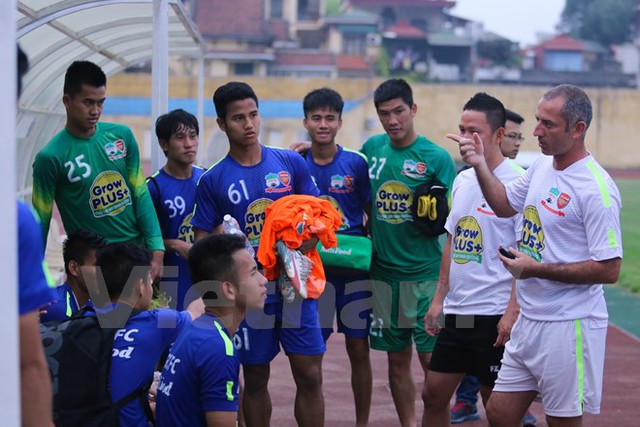 Cũng giống như nhóm JMG ở Lào, nhóm JMG tại V-League cũng đang gặp nhiều khó khăn. (Ảnh: Minh Chiến/Vietnam+)