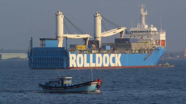 Một tàu cá đi qua khu vực tàu vận tải Rolldock Star neo đậu - Ảnh: Ảnh: Tiến Thành/Tuổi Trẻ