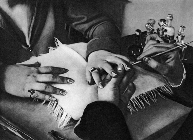 “The Hands of a Manicurist”, Arkady Shaikhet, 1929Arkady Shaikhet sinh năm 1898 ở một làng quê nghèo khó. Ông cũng đã từng tham gia chiến đấu trước khi thành lập tạp chí Ảnh Liên Xô.