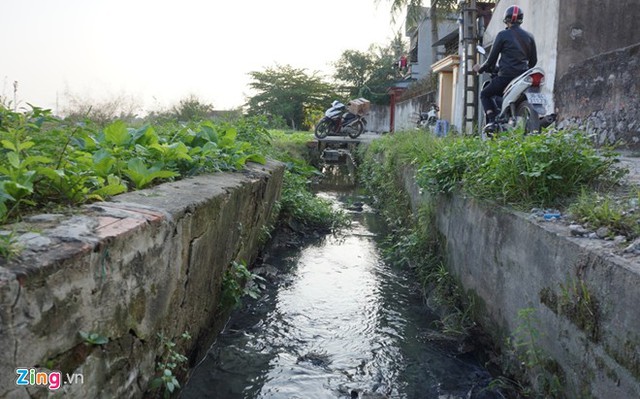 Nước thải xả theo kênh dẫn nước qua khu dân cư gây bốc mùi hôi thối. Ảnh: Nguyễn Dương.