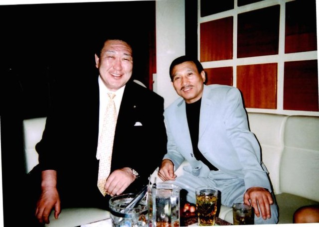 
Phó chủ tịch Ủy ban Olympic Nhật Hidetoshi Tanaka (trái) bị phát hiện chụp ảnh chung với một ông trùm yakuza - Ảnh: Vice News
