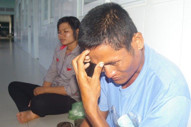 Anh Thạch Mới chăm sóc vợ tại bệnh viện sau tai nạn - Ảnh: Đức Thành