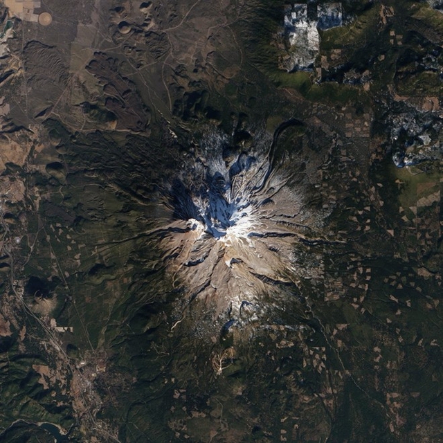 
Đỉnh núi Shasta chụp từ vệ tinh nhân tạo
