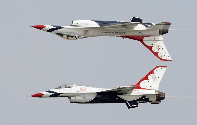 Đội bay Thunderbirds trình diễn với các loại chiến đấu cơ F-16C Fighting Falcon. Và máy bay huấn luyện F-16D.