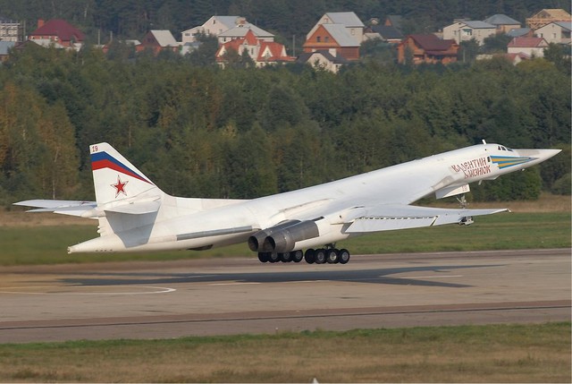 Tupolev Tu-160 là máy bay ném bom tầm xa hiện đại do Nga phát triển.