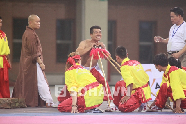 Võ sĩ từ Huế chống 4 cây thương vào hầu, vừa chống thương vừa... uống nước rồi sau đó đập gạch trên lưng.