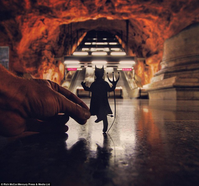 
Một trạm tàu ​​điện ngầm Stockholm trông khá giống như Gates of Hell, là địa điểm hoàn hảo cho một con quỷ Sa tăng.
