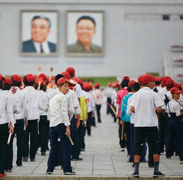 
Những cậu bé này đang chuẩn bị cho một cuộc diễu hành để kỷ niệm ngày thành lập Đảng Lao động Triều Tiên ngày 10/10.
