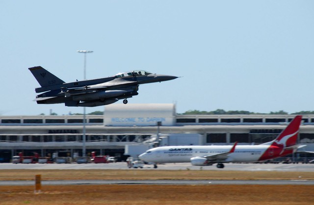 Một chiếc tiêm kích F-16 của Không quân Singapore tại căn cứ Darwin, Australia