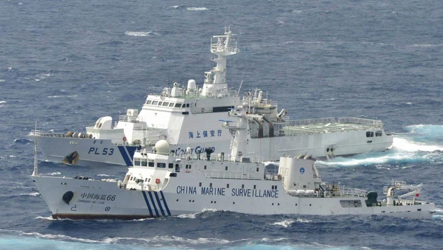 Tàu của Lực lượng bảo vệ bờ biển Nhật Bản (trái) đối đầu với tàu Hải giám của Trung Quốc ở gần đảo Senkaku/Điếu Ngư hồi năm 2012. Ảnh: Reuters.