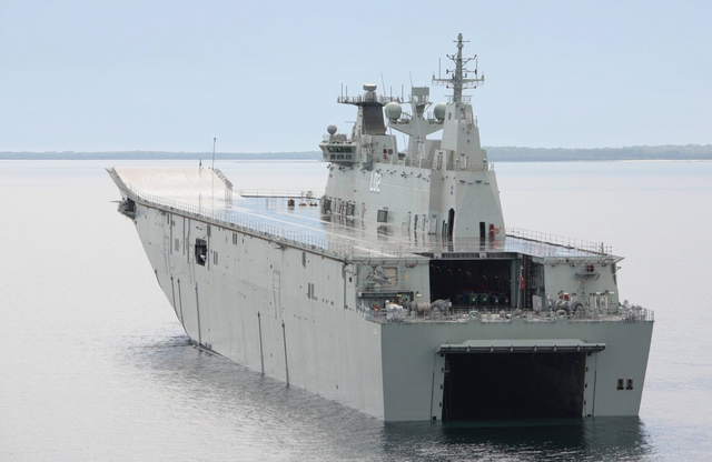Theo yêu cầu từ phía hải quân Hoàng gia Australia đặt ra cho nhà thiết kế, HMAS Canberra có khả năng chuyên chở 1.000 lính thủy đánh bộ cùng 150 xe bọc thép các loại, bao gồm cả các xe tăng M1A1 trong biên chế của quân đội Australia.
