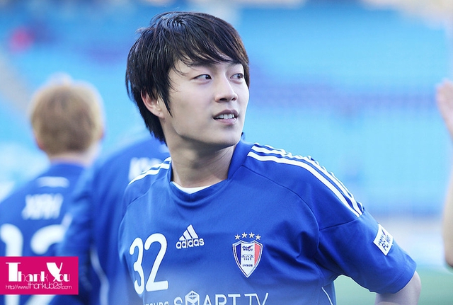 Yoon Doojoon cũng cực kì đam mê bóng đá