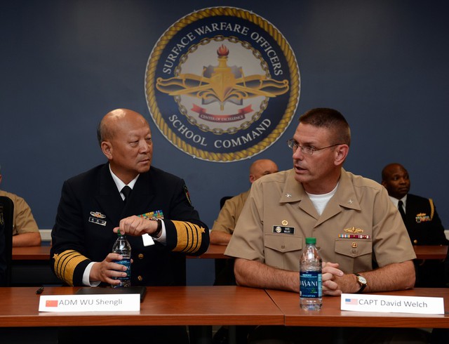 
Tư lệnh Hải quân Trung Quốc Ngô Thắng Lợi (trái) trong chuyến công du Mỹ hồi tháng 9/2014. Ảnh: Huanqiu
