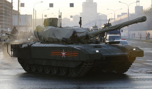 Hình ảnh xe tăng Armata với tháp pháo được phủ bạt trong các cuộc tập duyệt ban đầu.