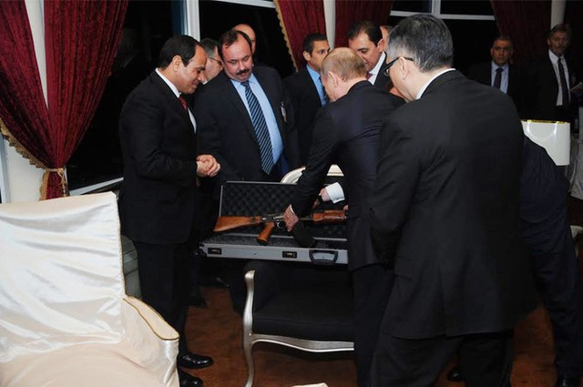 Hôm 9/2, ông Putin thăm Ai Cập và tặng Tổng thống Abdel-Fattah al-Sisi một khẩu súng trường Kalashnikov (AK-47)..Món quà của Tổng thống Nga không chỉ tỏ lòng kính trọng đối với ông al-Sisi - người xuất thân từ quân đội, đồng thời ám chỉ Nga - Ai Cập sẽ mở rộng phạm vi hợp tác quân sự.