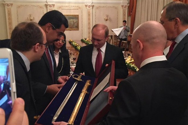 Trong chuyến thăm Nga hồi tháng 1/2015, Tổng thống Venezuela Nicolás Maduro đã được ông Putin tặng thanh kiếm mô phỏng kiếm của Simón Bolívar - anh hùng dân tộc Venezuela và người giải phóng của Nam Mỹ. Thanh kiếm của Bolívar tượng trưng cho tự do, chủ quyền và độc lập.