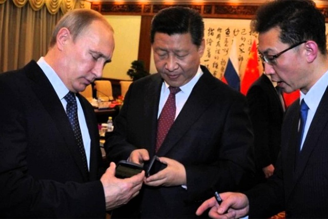 Tháng 10/2014, Tổng thống Putin tặng chủ tịch Trung Quốc Tập Cận Bình chiếc điện thoại YotaPhone 2, với hình chủ đề là các biểu tượng của Nga, Trung Quốc và tổ chức APEC. Chiếc điện thoại này mang nhãn hiệu Nga, và được Trung Quốc sản xuất.