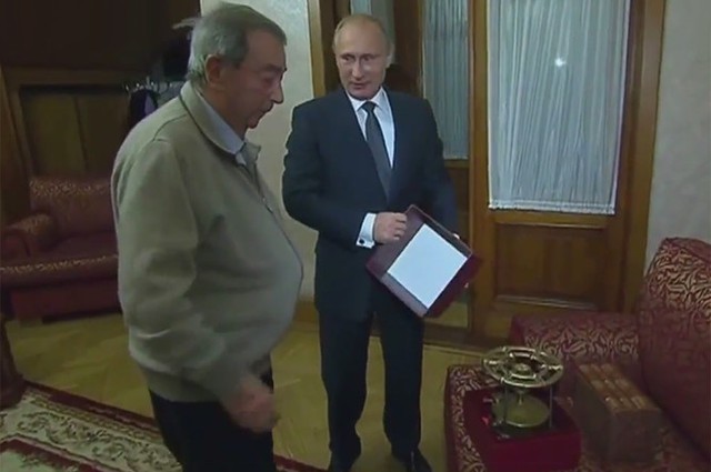 Ông Putin tặng cựu Thủ tướng Nga Yevgeny Primakov một chiếc bếp dầu, nhân sinh nhật lần thứ 85 của ông Primakov. Do cách đọc đồng âm, các đồng nghiệp và nhà báo thường gọi ông Primakov là bếp dầu, đồng thời bếp dầu trong tiếng Latin cũng có nghĩa là số 1 - Theo Hoàn Cầu (Trung Quốc).
