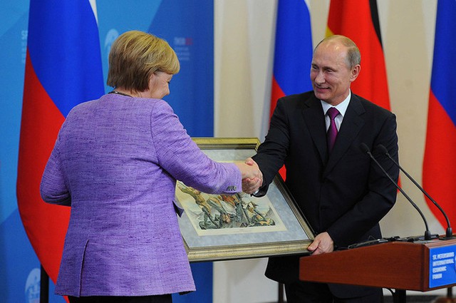 Tháng 6/2013, Tổng thống Putin tặng Thủ tướng Đức Angela Merkel một bức tranh, ngụ ý về Hiệp định thương mại mà Nga - Đức ký kết năm 1894. Trước đó, hồi năm 2006, khi bà Merkel lần đầu thăm điện Kremlin trong vai trò Thủ tướng, ông Putin đã tặng bà một chú chó đồ chơi - loài vật mà Thủ tướng Đức sợ.