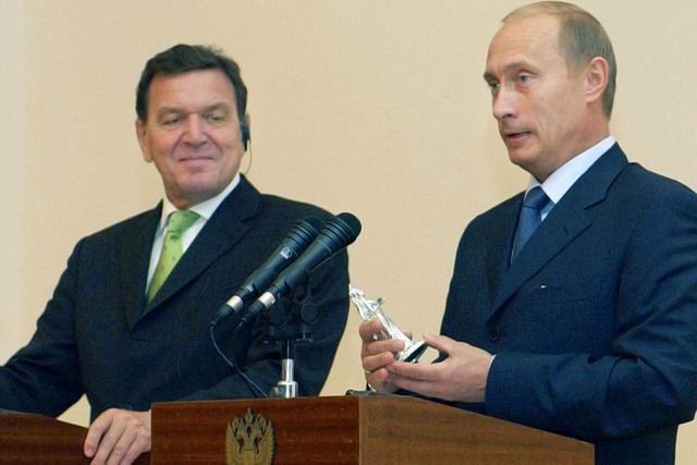 Tháng 10/2003, nhân sinh nhật của cựu Thủ tướng Đức Gerhard Schroeder, Tổng thống Putin đã tặng ông Schroeder một bức tượng nhỏ hình nhân vật cổ tích bằng bạc.