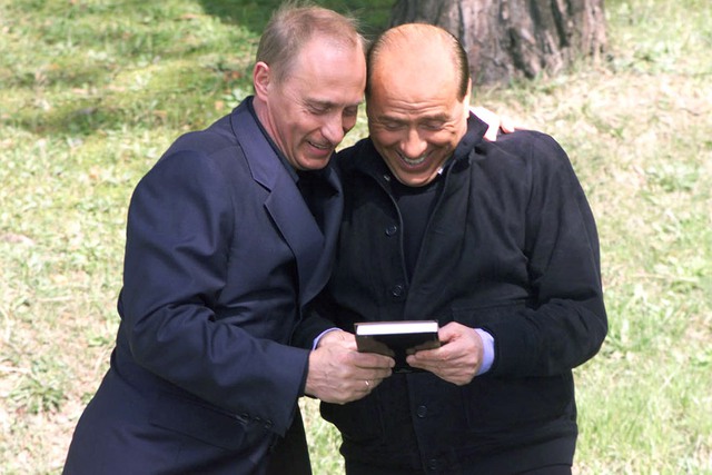 Tháng 4/2002, trong thời gian Thủ tướng Italia Silvio Berlusconi thăm Nga, Tổng thống Putin đã tặng ông cuốn sách Ảnh hưởng của Berlusconi, xuất bản tại Moscow.