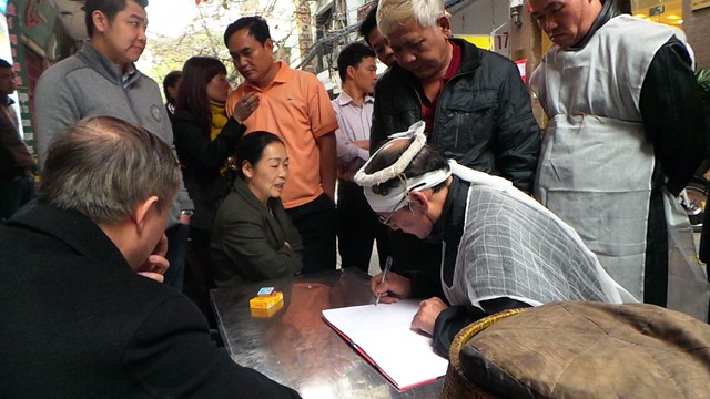 Ông Hoàng Văn Hoan, con trai cụ Cúc viết cam kết trước sự chứng kiến của chính quyền và bà Oanh