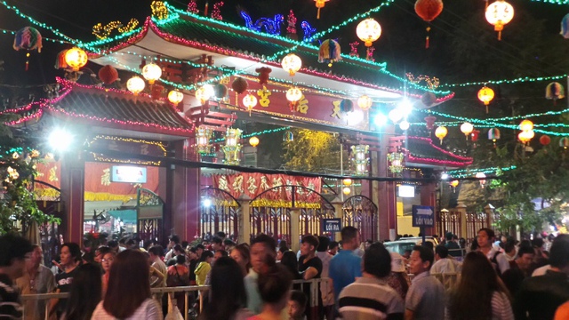 Gần đến 12h đêm ngày 14 (4/3) con đường trước cổng chùa Bà ngày càng đông đúc