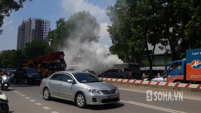 Vụ việc diễn ra vào giờ cao điểm, chiếc xe bốc chạy lại nằm giữa đường đã khiến các phương tiện lưu thông theo hướng Phạm Văn Đồng - Cầu Thăng Long bị ùn tắc nghiêm trọng
