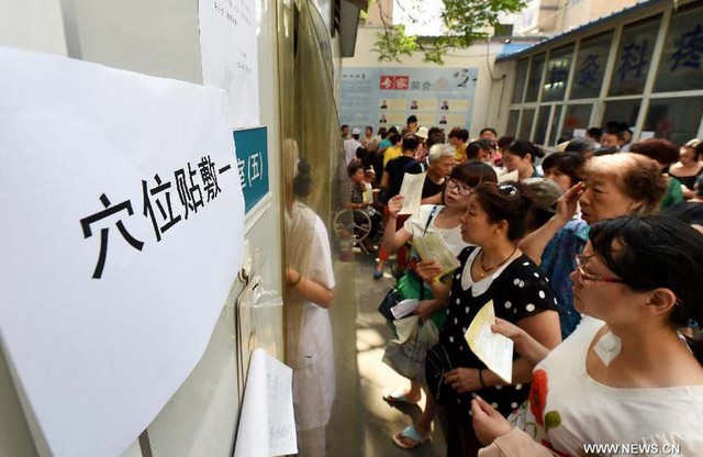 Người dân đứng xếp hàng để được trị bệnh tại một bệnh viện ở Trịnh Châu, thủ phủ của tỉnh Hà Nam (Trung Quốc) vào hôm 13/7.