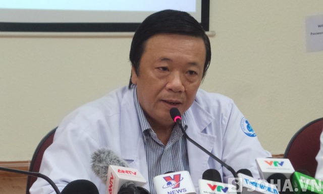 Bác sĩ Đào Trung Hiếu, Phó Giám đốc Bệnh viện Nhi đồng 1 thông tin điều khó khăn nhất trong ca mổ là khi rút dao ra khỏi đầu bé sẽ gây chảy máu