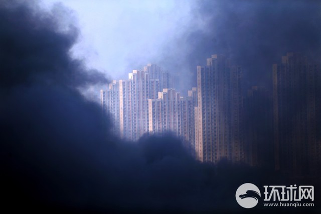 Thành phố Thiên Tân đến hôm nay (13/8) vẫn ngập trong khói đen.