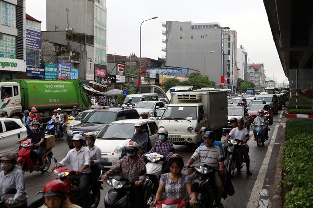 Dòng xe cộ mắc kẹt trên đường Nguyễn Xiển - Ảnh: Phạm Hải