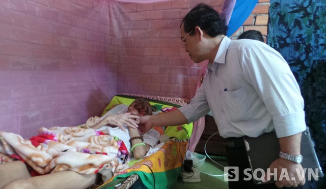 
Tiến sĩ, bác sĩ Nguyễn Hùng Vĩ - Phó Giám đốc thường trực Sở Y tế Tiền Giang thăm gia đình anh Đạt
