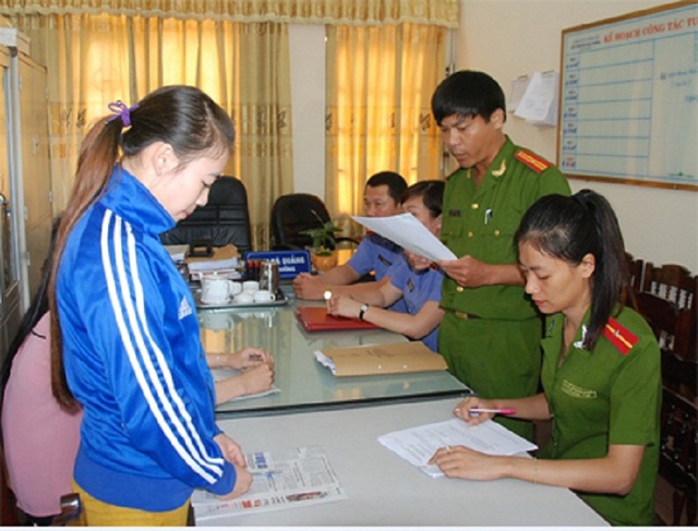 
Hai bảo mẫu nghe cơ quan công an đọc quyết định khởi tố. (Ảnh Vietnamnet)
