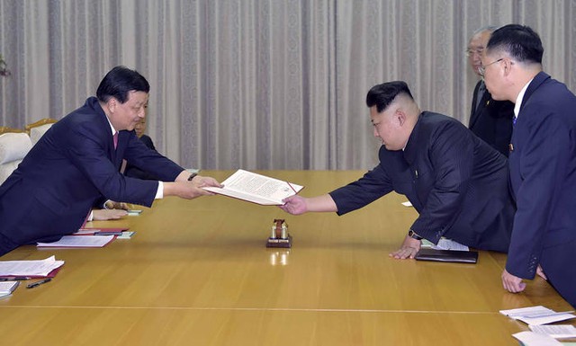
Ủy viên Bộ chính trị Trung Quốc Lưu Vân Sơn (trái) đích thân trao thư của Chủ tịch Trung Quốc Tập Cận Bình cho lãnh đạo Triều Tiên Kim Jong Un trong chuyến công du hồi tháng 10. Ảnh: Xinhua
