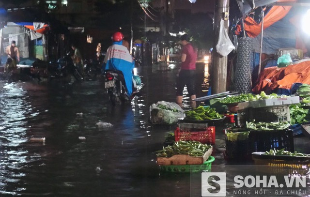 
Con mưa khiến nhiều tiểu thương phải dọn hàng sớm hơn mọi ngày, công việc kinh doanh ế ẩm
